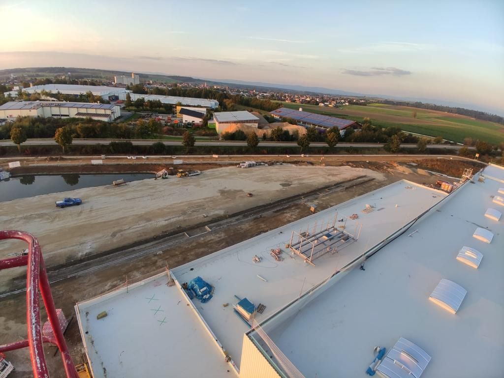 Bayluk Industrielle Dach- und Fassadentechnik GmbH | Referenzen | Bauvorhaben Hirotec in Geiselhöring